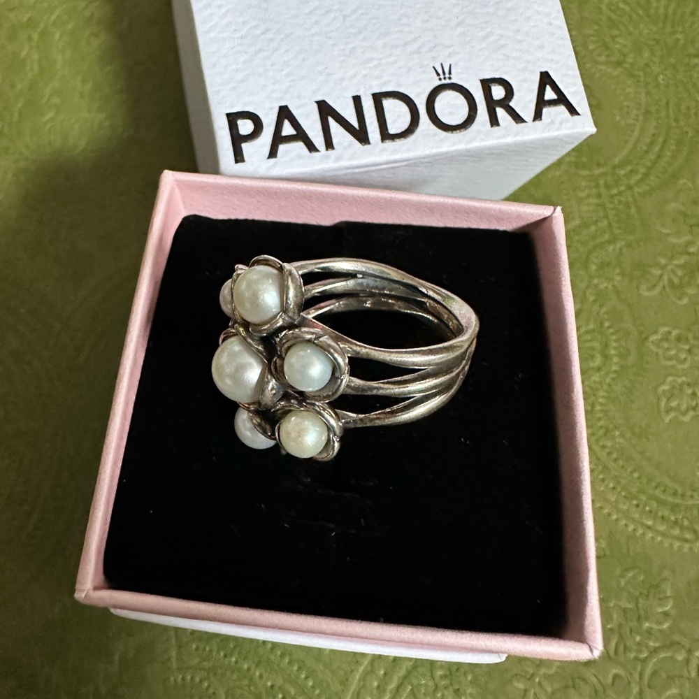 NIB PANDORA Ring New in Box White freshwater pearls
Size: 54/7 - Picture 10 of 13